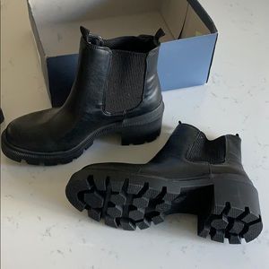 Universal threads Cai boots